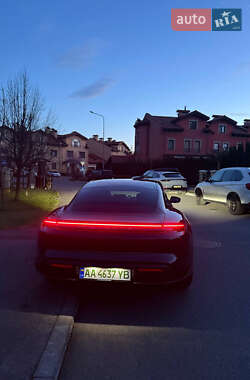 Седан Porsche Taycan 2021 в 