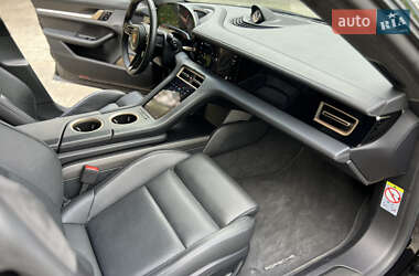Седан Porsche Taycan 2020 в 