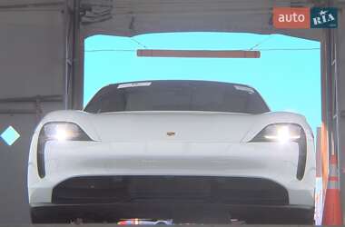 Седан Porsche Taycan 2022 в 