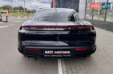 Седан Porsche Taycan 2021 в 
