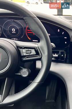 Седан Porsche Taycan 2021 в 