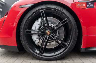 Седан Porsche Taycan 2021 в 