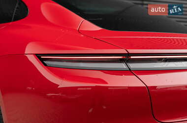 Седан Porsche Taycan 2021 в 