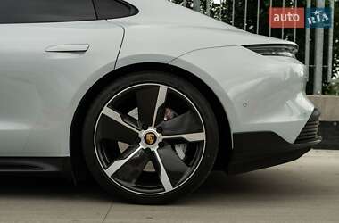 Седан Porsche Taycan 2021 в 