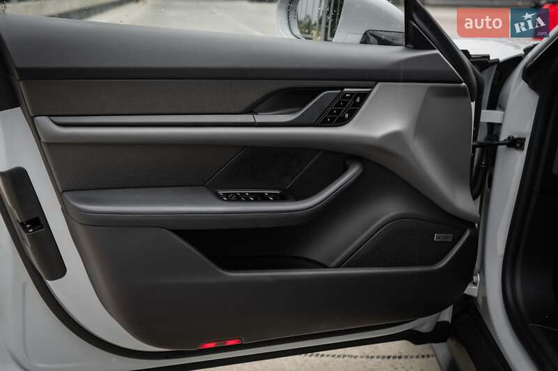 Седан Porsche Taycan 2021 в Києві