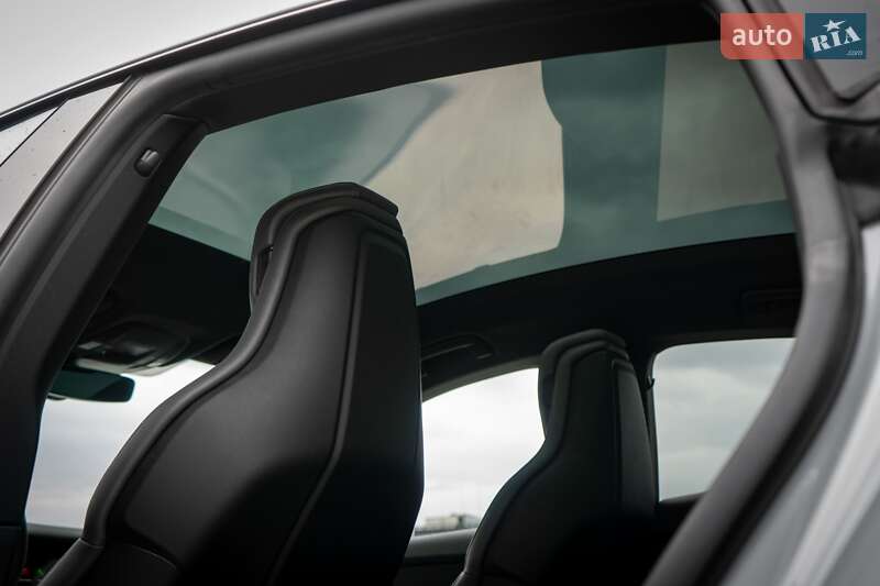 Седан Porsche Taycan 2021 в Києві