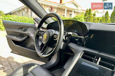 Седан Porsche Taycan 2021 в 