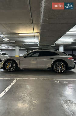 Седан Porsche Taycan 2023 в 
