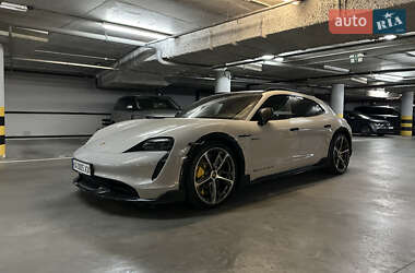 Седан Porsche Taycan 2023 в 