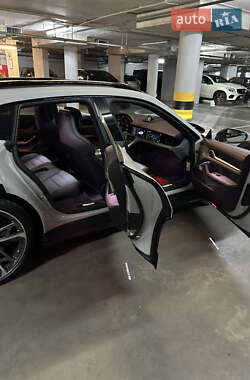 Седан Porsche Taycan 2023 в 