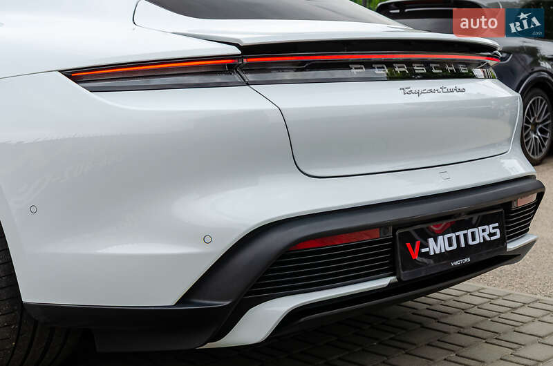 Седан Porsche Taycan 2020 в Киеве