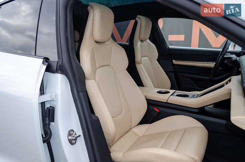 Седан Porsche Taycan 2020 в Киеве