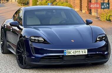 Седан Porsche Taycan 2021 в 