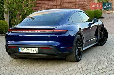 Седан Porsche Taycan 2021 в 