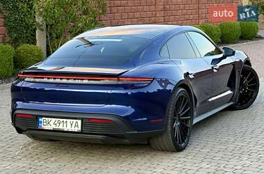 Седан Porsche Taycan 2021 в 