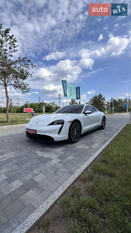 Седан Porsche Taycan 2021 в Києві