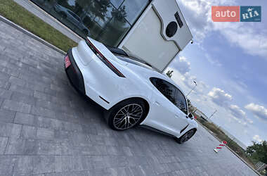 Седан Porsche Taycan 2021 в 