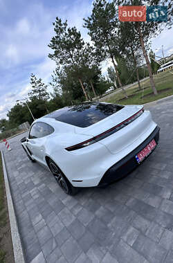 Седан Porsche Taycan 2021 в 