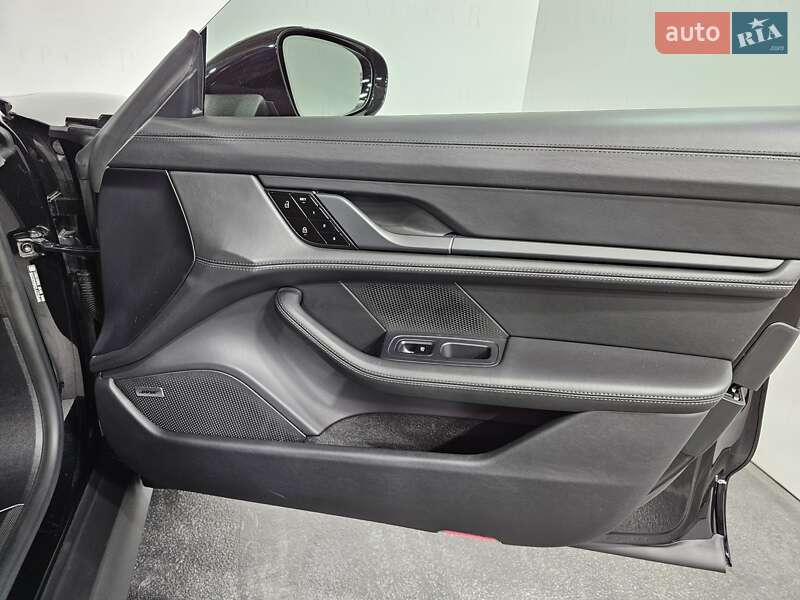 Седан Porsche Taycan 2021 в Киеве