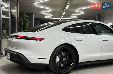 Седан Porsche Taycan 2020 в 
