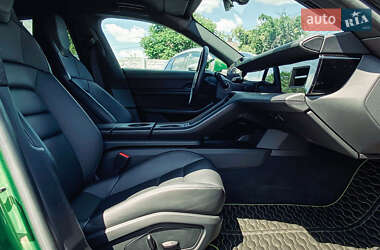 Седан Porsche Taycan 2021 в 