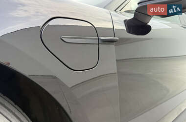 Седан Porsche Taycan 2021 в 