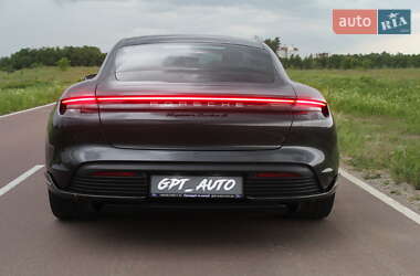 Седан Porsche Taycan 2021 в 