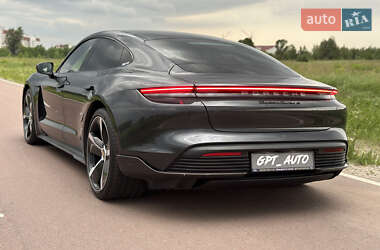 Седан Porsche Taycan 2021 в 