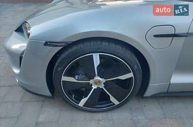 Седан Porsche Taycan 2021 в 