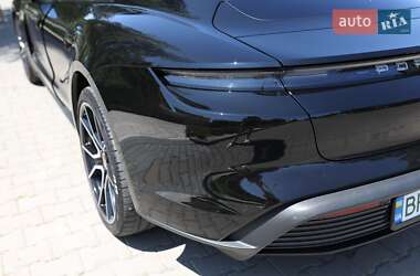 Седан Porsche Taycan 2023 в 
