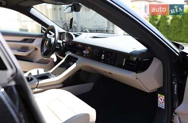 Седан Porsche Taycan 2023 в 