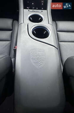 Седан Porsche Taycan 2024 в 