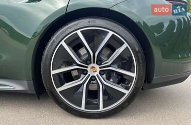 Седан Porsche Taycan 2024 в 