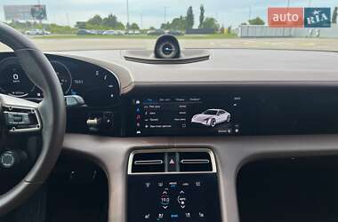 Седан Porsche Taycan 2024 в 
