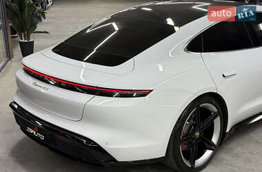 Седан Porsche Taycan 2020 в 