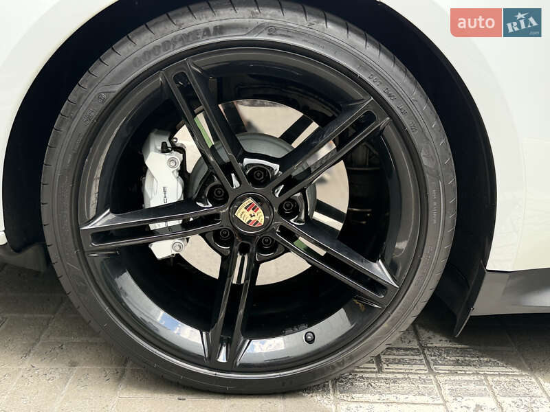 Седан Porsche Taycan 2020 в Києві