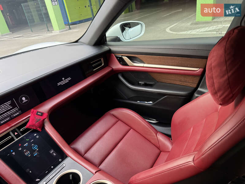 Седан Porsche Taycan 2020 в Києві