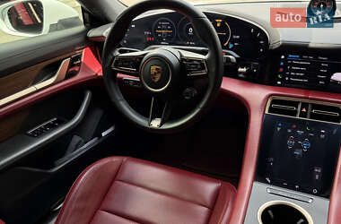 Седан Porsche Taycan 2020 в 