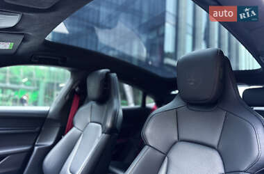 Седан Porsche Taycan 2023 в 