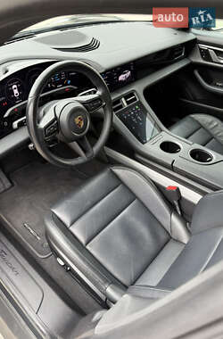 Седан Porsche Taycan 2021 в 