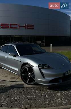 Седан Porsche Taycan 2020 в 