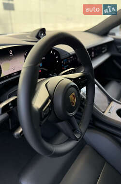 Седан Porsche Taycan 2020 в 