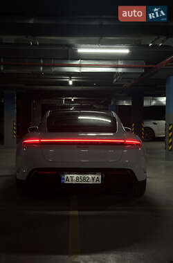 Седан Porsche Taycan 2023 в 
