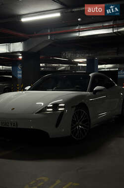 Седан Porsche Taycan 2023 в 