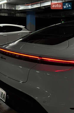 Седан Porsche Taycan 2023 в 