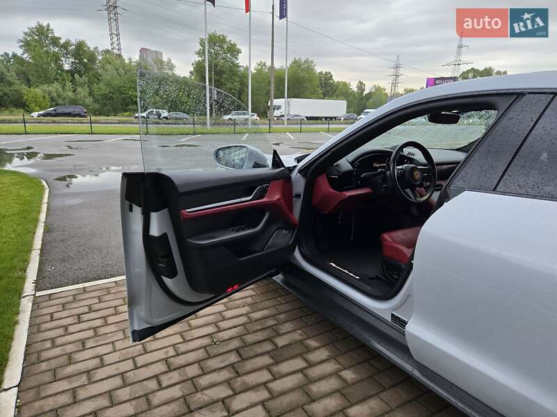 Седан Porsche Taycan 2021 в Киеве