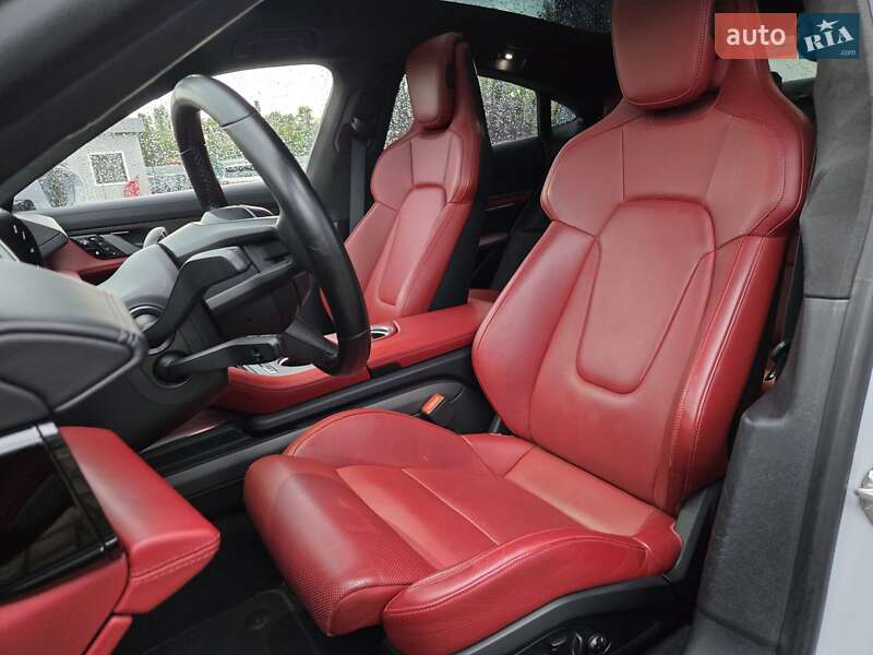 Седан Porsche Taycan 2021 в Киеве