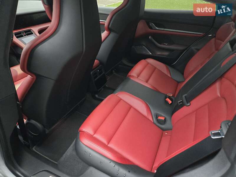 Седан Porsche Taycan 2021 в Киеве