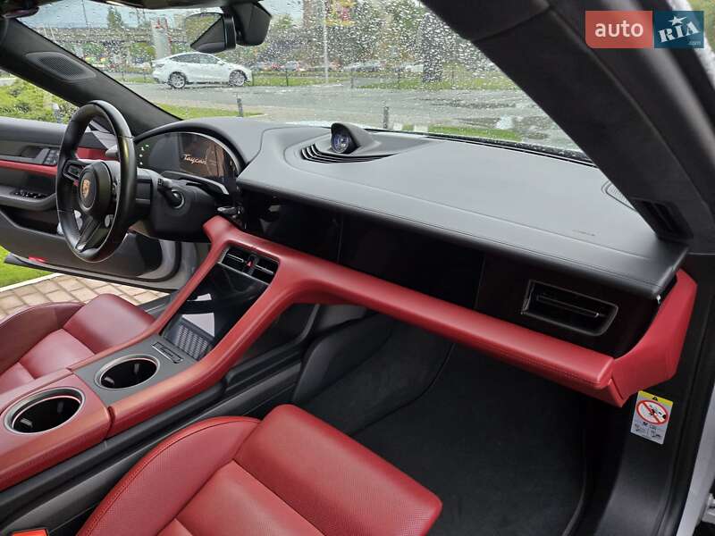 Седан Porsche Taycan 2021 в Киеве