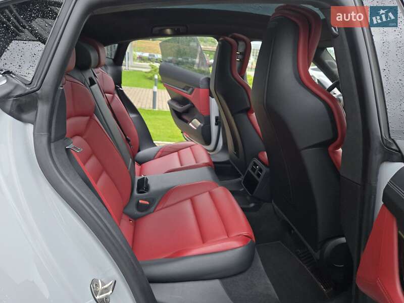 Седан Porsche Taycan 2021 в Киеве